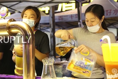 Hàng nghìn người Trung Quốc không đeo khẩu trang, nô nức dự lễ hội bia