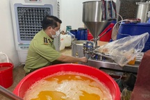 Cận cảnh xưởng sản xuất mỹ phẩm, nước hoa Chanel đựng trong xô chậu