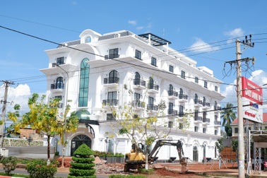 Bị kết luận sai phạm, vì sao tòa nhà lớn nhất nhì Đắk Nông vẫn "về đích"?