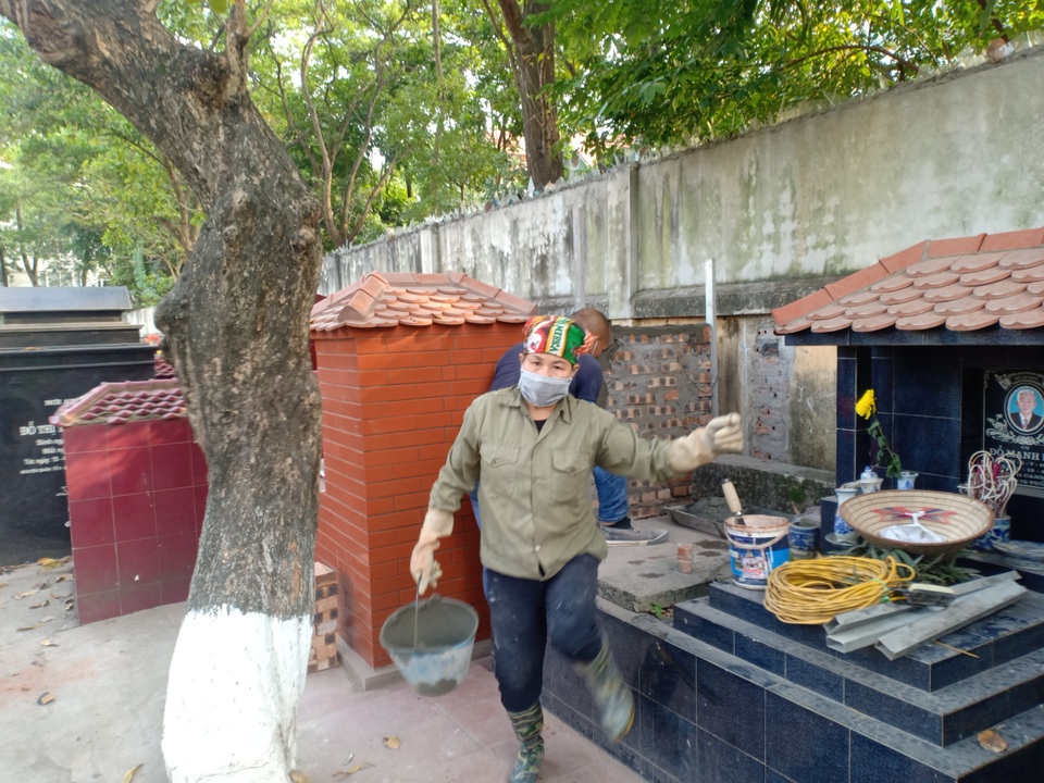 Hà Nội: Nghề tảo mộ thuê đắt khách dịp cận Tết - 3 Hà Nội: Nghề tảo mộ thuê đắt khách dịp cận Tết - 3
