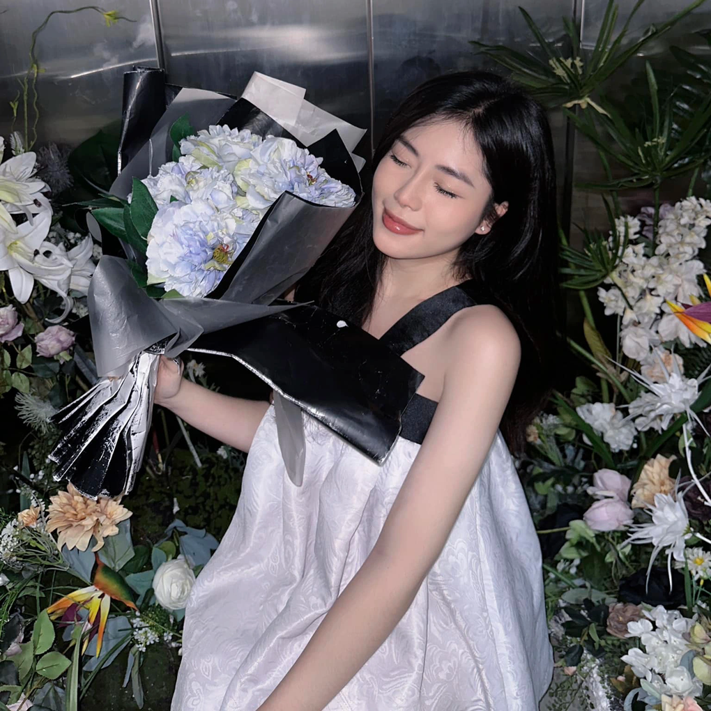 Bạn gái cầu thủ Nguyễn Quốc Việt gây sốt với phong cách gợi cảm - 8