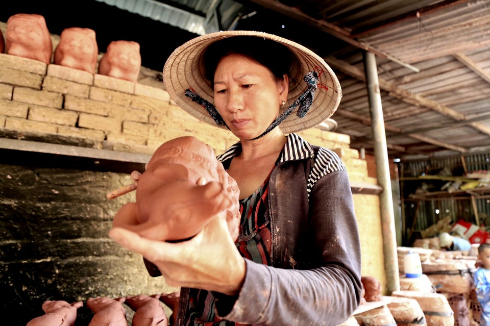 Về làng gốm lớn nhất Bình Dương xem thợ làm trâu vàng đón Tết - 5 Về làng gốm lớn nhất Bình Dương xem thợ làm trâu vàng đón Tết - 5