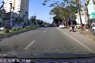 Tài xế ô tô mở cửa bất cẩn, hất ngã shipper đi cùng chiều