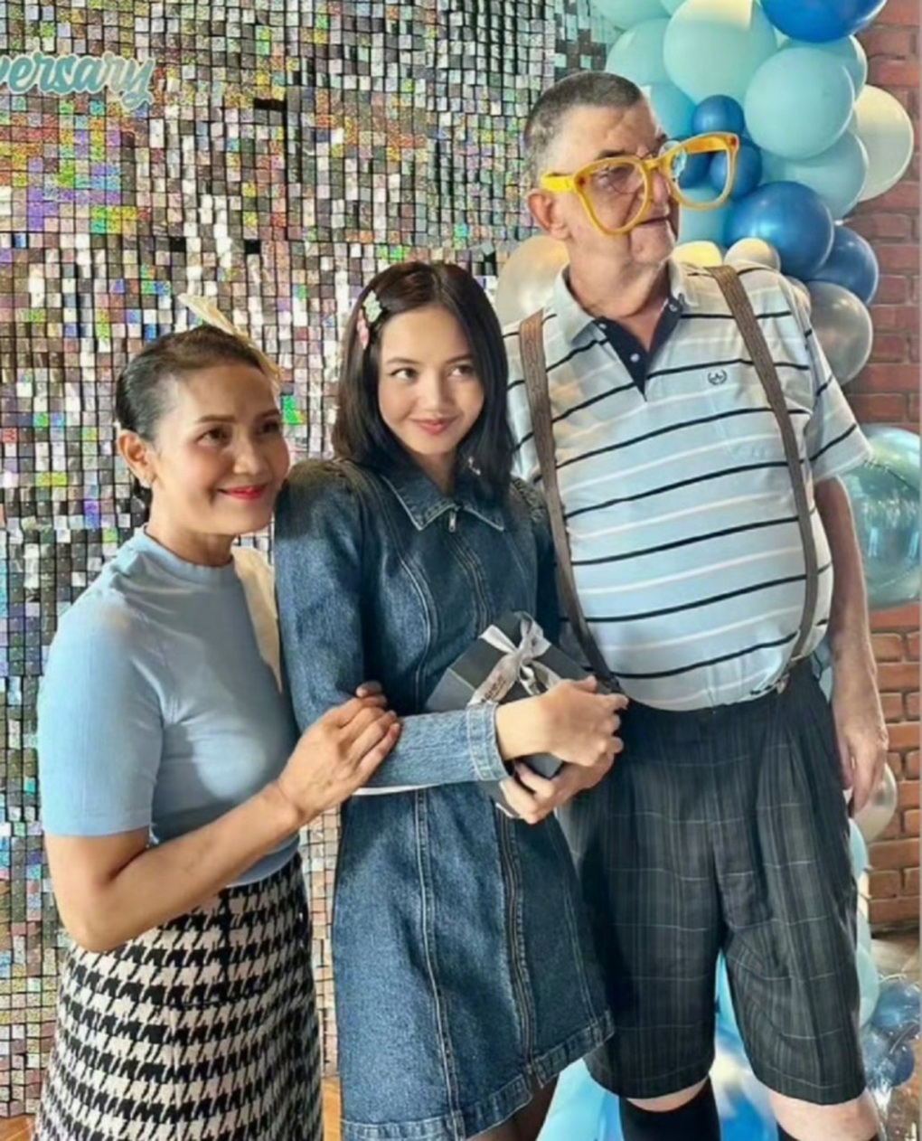 Lisa hạnh phúc bên gia đình, liên tục lộ dấu hiệu hẹn hò bạn trai tỷ phú - 2 Lisa hạnh phúc bên gia đình, liên tục lộ dấu hiệu hẹn hò bạn trai tỷ phú - 2
