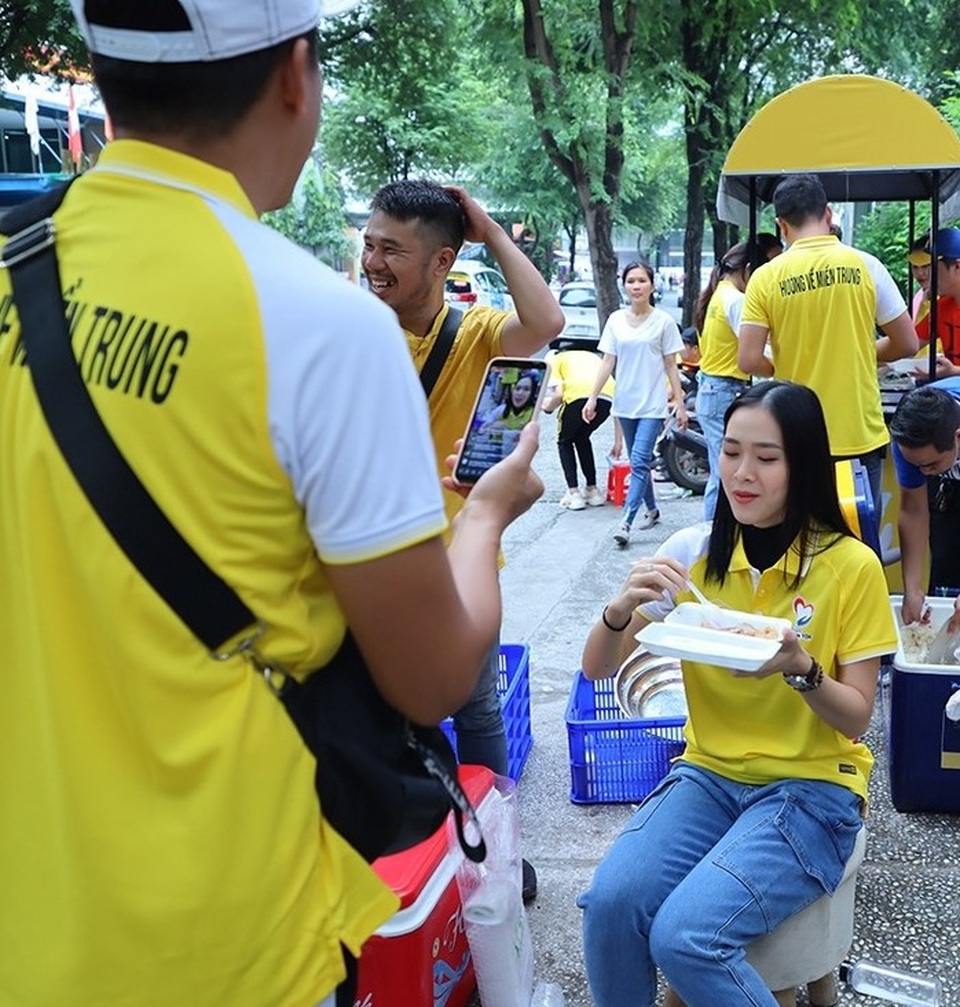 Diệp Bảo Ngọc - Thúy Diễm bất ngờ bán xôi - 2 Diệp Bảo Ngọc - Thúy Diễm bất ngờ bán xôi - 2