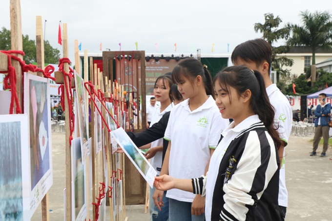 Học sinh tham quan bộ ảnh tại triển lãm “Trẻ em không phải cô dâu”.
