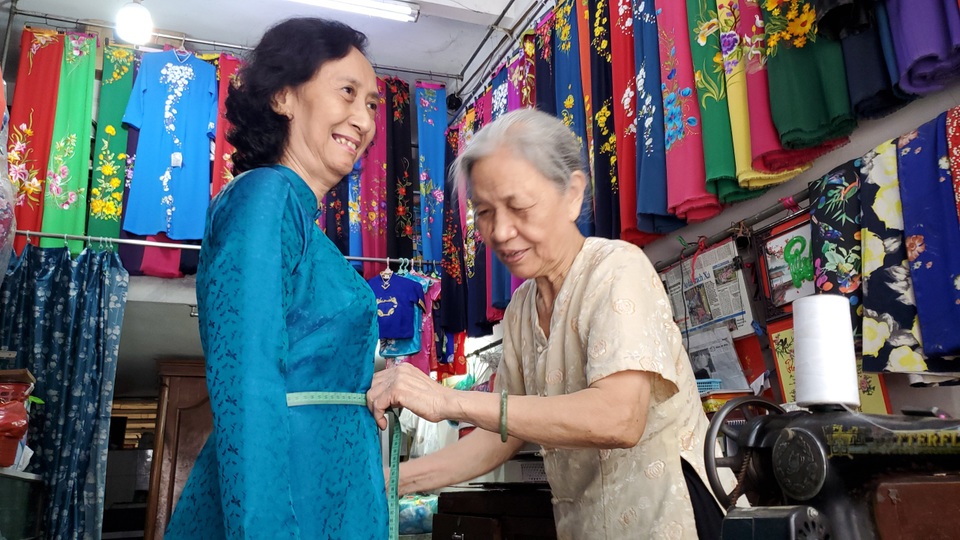 Cụ bà 80 tuổi miệt mài với những chiếc áo dài truyền thống Hà Thành - 4 Cụ bà 80 tuổi miệt mài với những chiếc áo dài truyền thống Hà Thành - 4
