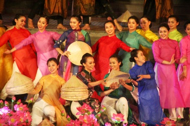 Đêm Khai mạc Festival Nghề truyền thống Huế 2017 đầy cảm xúc với nón lá, áo dài