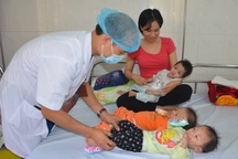 Đau nhói lòng cảnh người mẹ cùng lúc sinh 3 con bại não, le lói hy vọng!