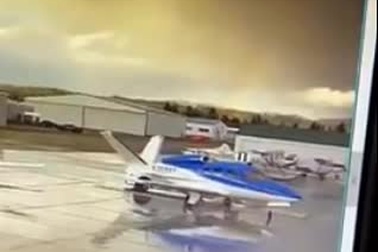 Xe Tesla tự lái lao dúi dụi vào chuyên cơ 3 triệu USD