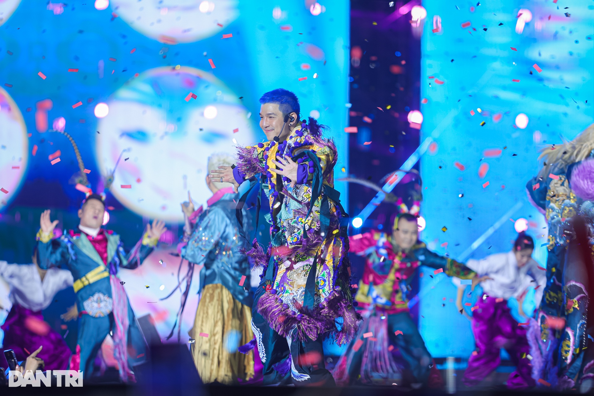 Concert Chông gai: Tự Long nhào lộn, các anh tài khóc trước 30.000 người - 3