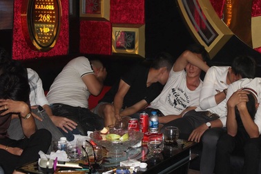 50 thanh niên “phê” ma túy lắc điên cuồng trong phòng karaoke