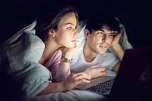 Chồng muốn chúng tôi cùng xem phim "nóng", tôi chưa đủ với anh ấy sao...