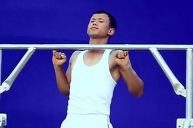 Lập kỷ lục hít xà đơn bằng 2 ngón tay út nhiều lần nhất