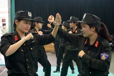 Những cô gái “má hồng, chí thép”