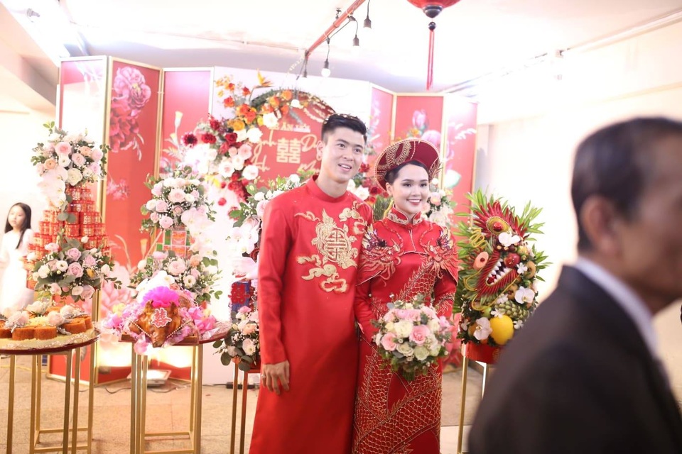 Cô dâu hot girl của Duy Mạnh rạng ngời trong sắc đỏ ngày ăn hỏi - 6 Cô dâu hot girl của Duy Mạnh rạng ngời trong sắc đỏ ngày ăn hỏi - 6