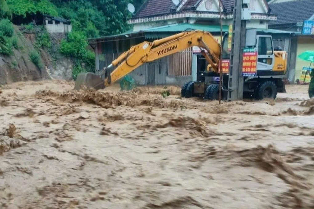 Nước cuồn cuộn đổ về nơi từng xảy ra lũ quét lịch sử - 5 Nước cuồn cuộn đổ về nơi từng xảy ra lũ quét lịch sử - 5
