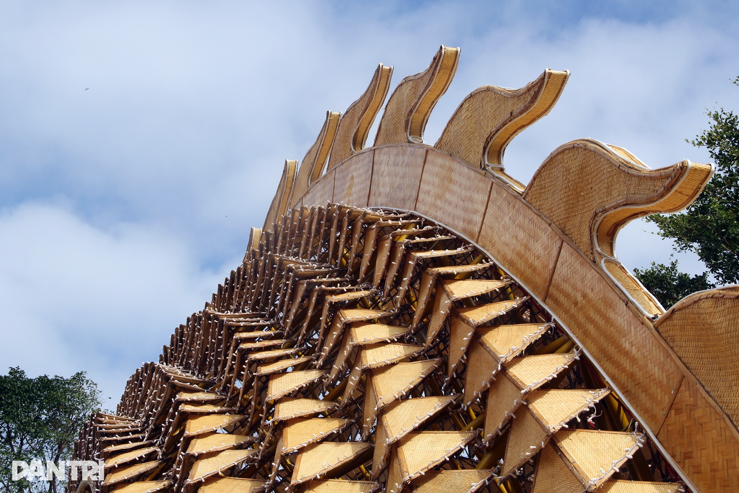 نمای نزدیک از اژدهای غولپیکر که در پارکی در فو ین مروارید پرتاب میکند - 8 Cận cảnh rồng khổng lồ nhả ngọc trong công viên ở Phú Yên - 8