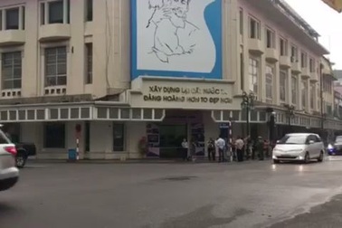 Đoàn xe "Quái thú" của Tổng thống Mỹ di chuyển tới Phủ Chủ tịch