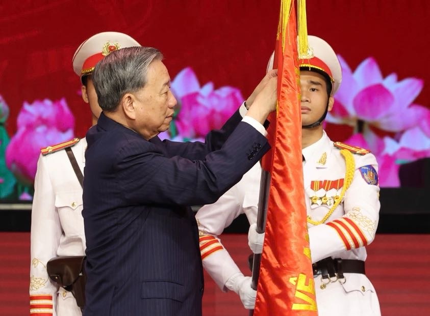 “Công an không chỉ bảo vệ pháp luật mà còn là người bạn đồng hành của dân” - 3 “Công an không chỉ bảo vệ pháp luật mà còn là người bạn đồng hành của dân” - 3