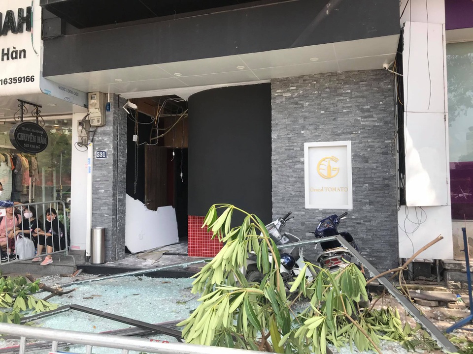 Hà Nội: Nổ lớn tại nhà hàng Nhật Bản, 3 người bị thương - 4 Hà Nội: Nổ lớn tại nhà hàng Nhật Bản, 3 người bị thương - 4
