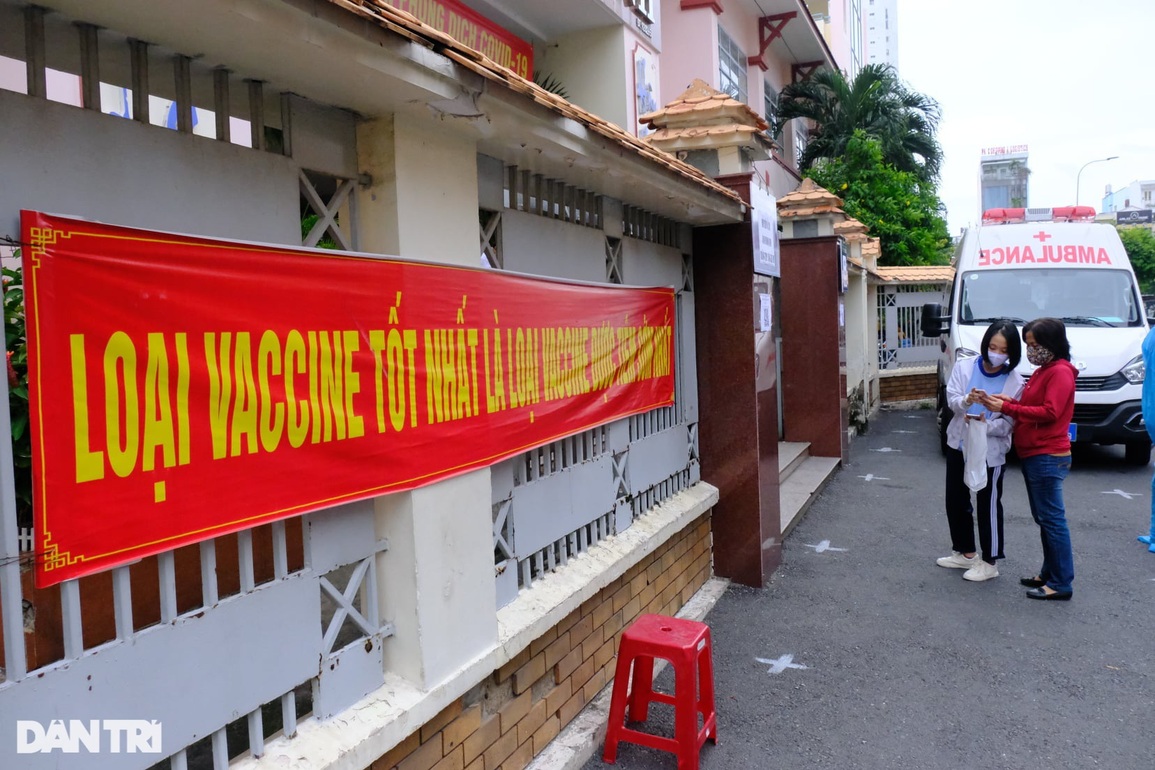 Nguy cơ bùng dịch vì Omicron, TPHCM kêu gọi người dân tiêm vaccine mũi 3 - 1 Nguy cơ bùng dịch vì Omicron, TPHCM kêu gọi người dân tiêm vaccine mũi 3 - 1