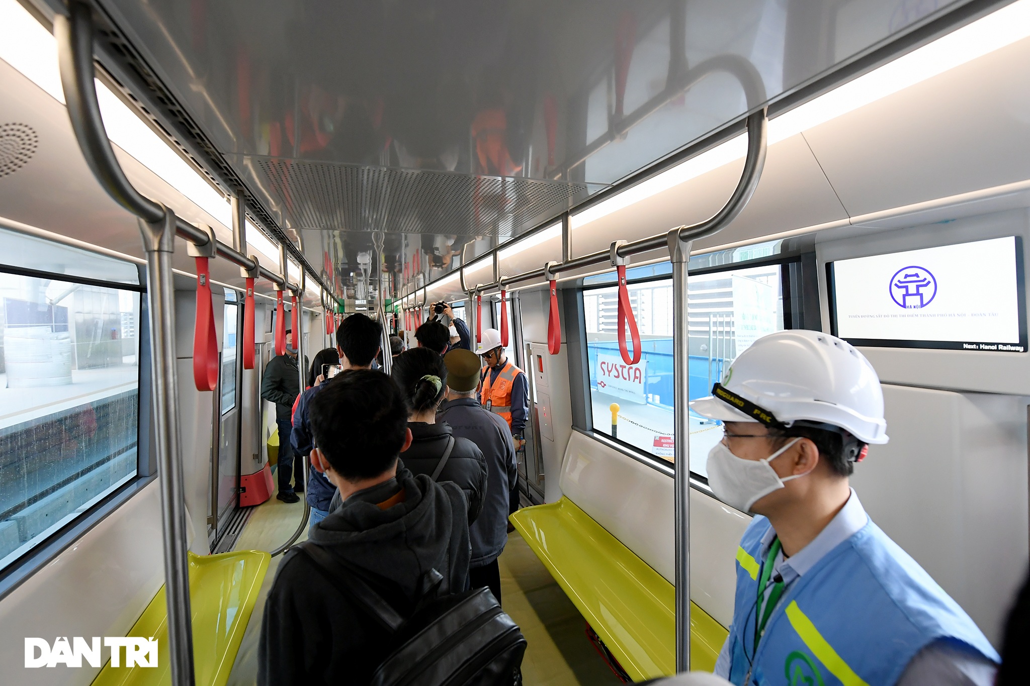 Người dân phấn khởi tham quan đoàn tàu tuyến Metro Nhổn - ga Hà Nội - 9 Người dân phấn khởi tham quan đoàn tàu tuyến Metro Nhổn - ga Hà Nội - 9