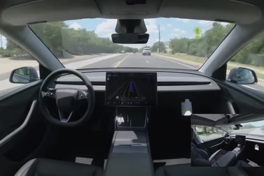 Xe Tesla tự động rời nhà máy lái đến trước cửa nhà khách hàng đặt mua