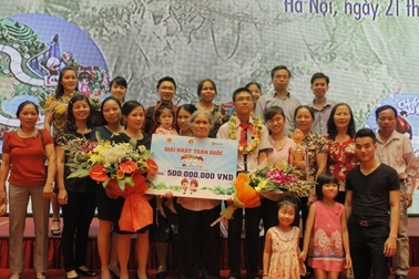 Phụ huynh mừng rỡ khi con được vinh danh tại cuộc thi trí tuệ