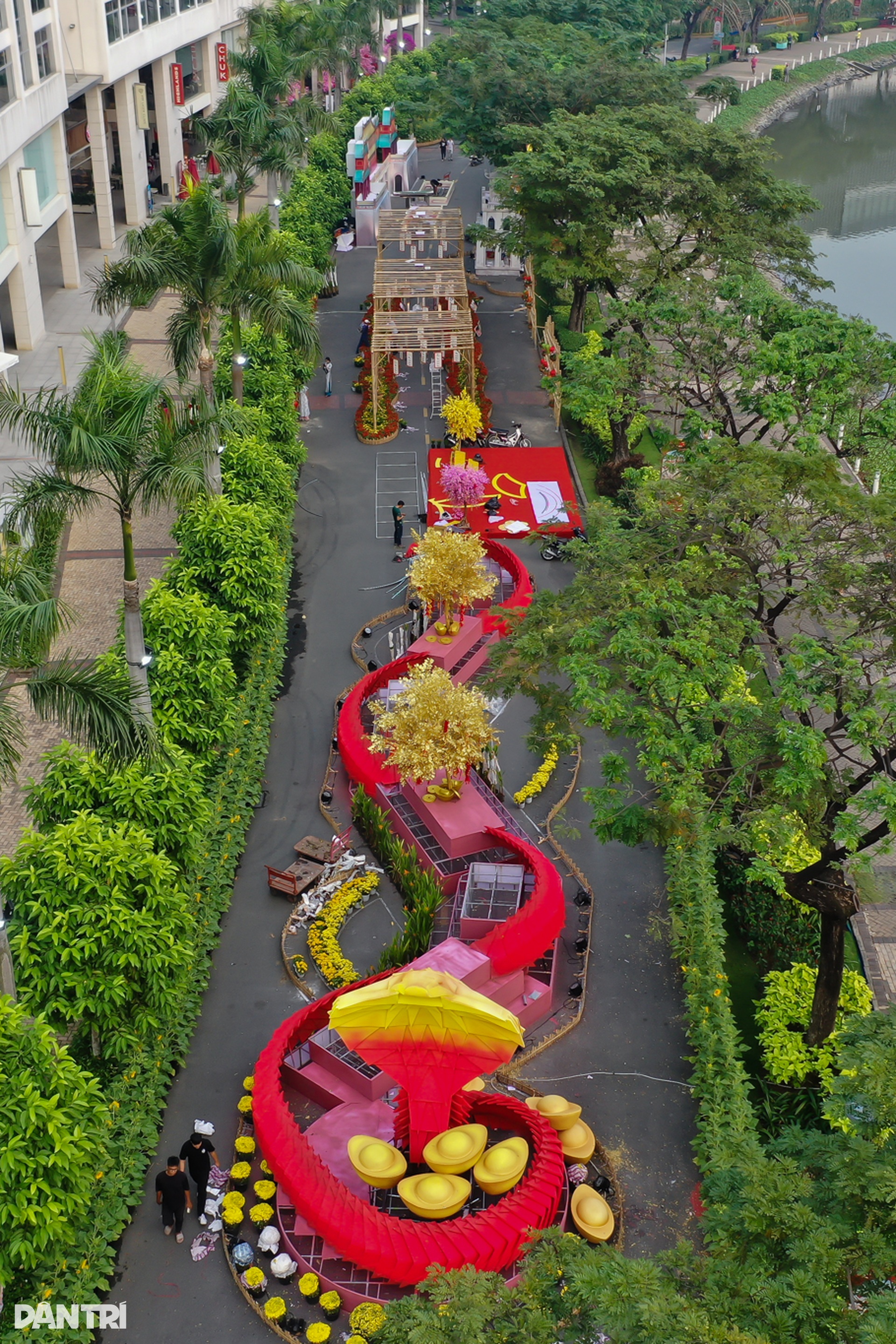Ngắm linh vật kiểu xếp giấy ở đường hoa xuân khu nhà giàu Phú Mỹ Hưng - 3 Ngắm linh vật kiểu xếp giấy ở đường hoa xuân khu nhà giàu Phú Mỹ Hưng - 3