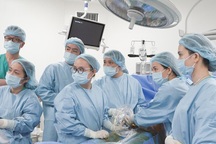 Truyền nước ối nuôi sống thai nhi ngay trong tử cung đã vỡ của mẹ