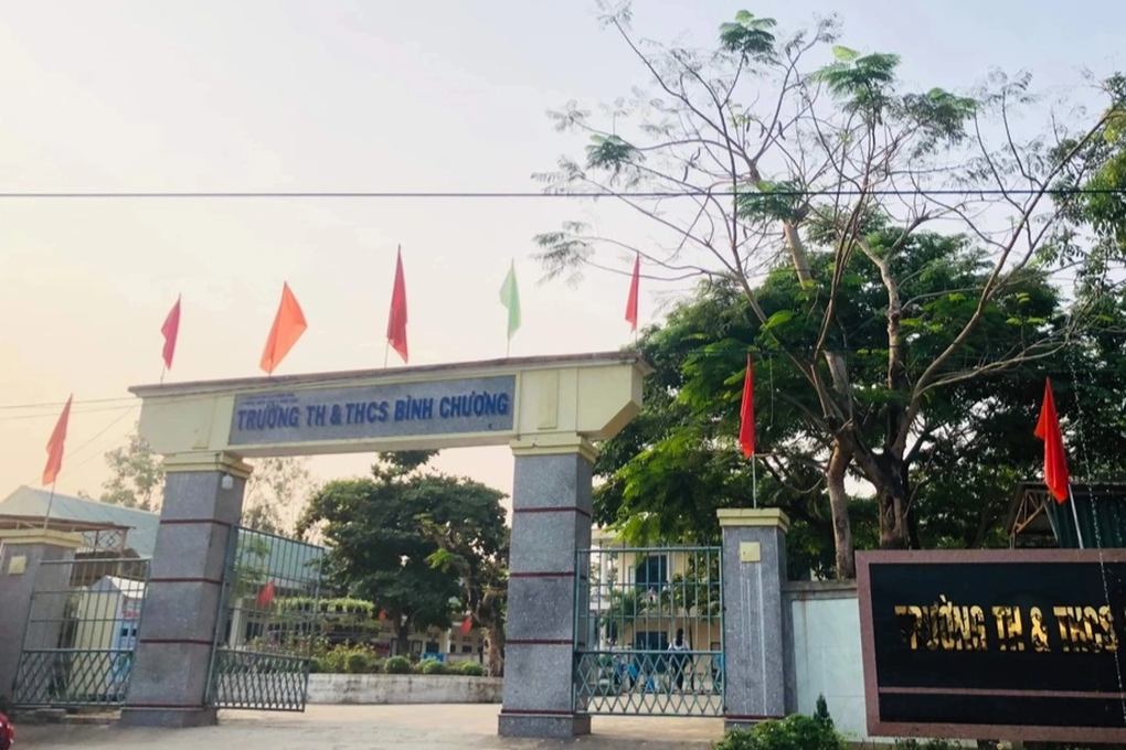 Khiển trách hiệu trưởng bị con gái tố đánh vợ - 1 Khiển trách hiệu trưởng bị con gái tố đánh vợ - 1