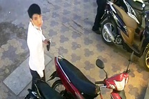 Táo tợn dàn cảnh trộm xe ngay trước mặt bảo vệ cửa hàng