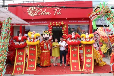 Vải Áo Dài Cẩm Tú - mang đến vẻ đẹp rạng ngời cho người phụ nữ