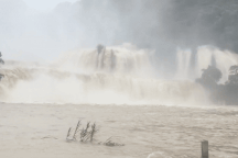 Thác Bản Giốc nước đổ cuồn cuộn, chuyển đục ngầu sau nhiều trận mưa lớn