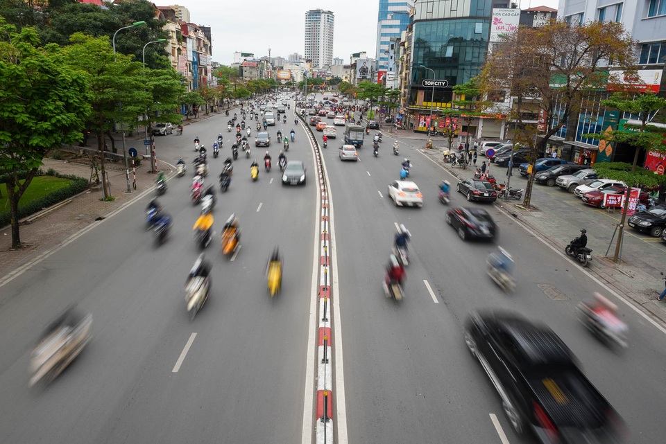 Người dân Hà Nội tranh thủ tập thể dục trước giờ cách ly toàn xã hội - 1 Người dân Hà Nội tranh thủ tập thể dục trước giờ cách ly toàn xã hội - 1