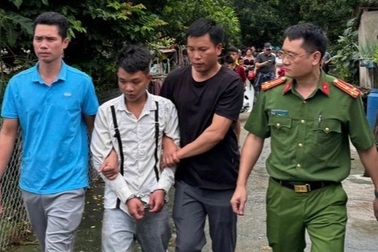 Giết người rồi về trốn trên xà nhà