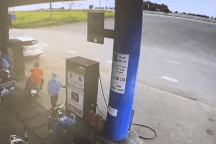 Sang đường thiếu quan sát, người đi xe máy bị đâm ngã cực nguy hiểm