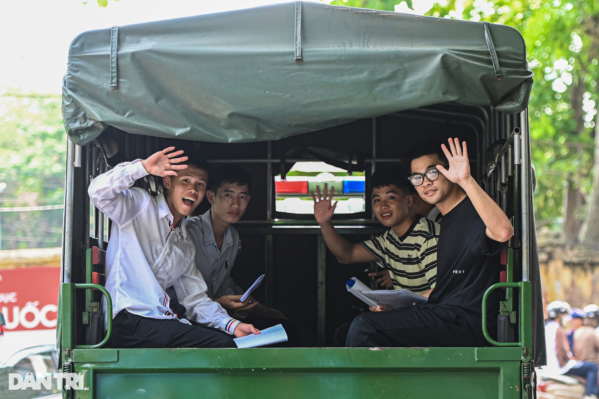 Thi tốt nghiệp THPT 2025: Phụ huynh oà khóc ôm con trước cổng trường - 12 Thi tốt nghiệp THPT 2025: Phụ huynh oà khóc ôm con trước cổng trường - 12