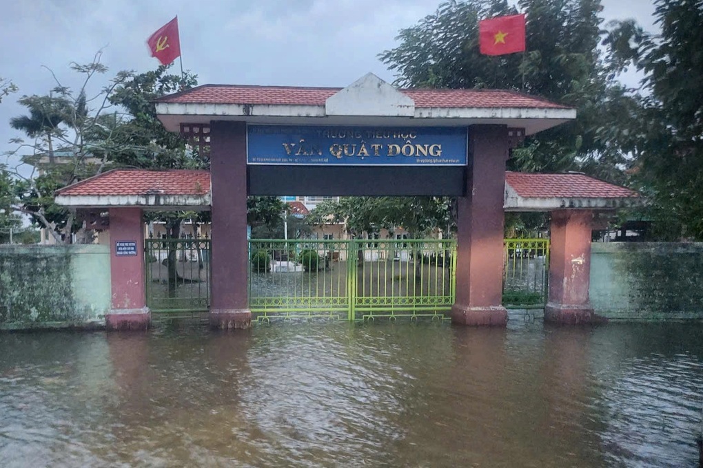 Wszyscy uczniowie w Hue nie chodzą do szkoły, aby uniknąć burzy Fengshen - 1 Toàn bộ học sinh, sinh viên tại Huế nghỉ học để phòng tránh bão Fengshen - 1