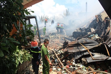 Vụ cháy kho thuốc trừ sâu: 1.500 học sinh vẫn phải nghỉ học