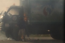 Xe chở rác bốc cháy, 3 người nhảy khỏi xe thoát thân