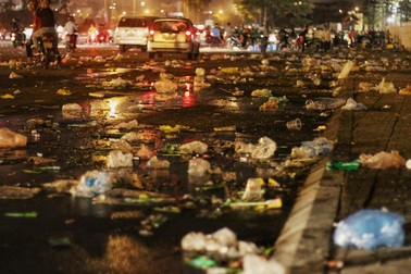 Choáng ngợp với cảnh ngập rác trên sân Mỹ Đình sau chiến thắng nghẹt thở