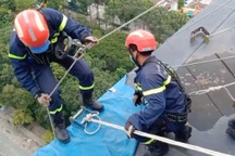 Cảnh sát đu dây giải cứu hộp đèn nặng hơn 200 kg "chơi vơi" ở tầng 21