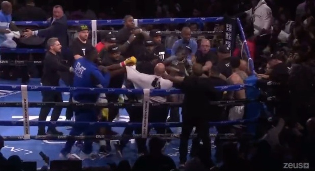 Floyd Mayweather ẩu đả với cháu trùm mafia trên sàn boxing - 2 Floyd Mayweather ẩu đả với cháu trùm mafia trên sàn boxing - 2