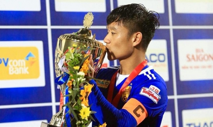 Quả bóng vàng Đinh Thanh Trung nâng chiếc cúp vô địch V-League năm 2017