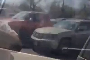 Vẽ tranh siêu đẹp trên lớp bụi bám trên cửa kính ô tô