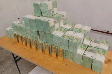 Hungary trả lại 82 triệu USD tiền và vàng cho Ukraine