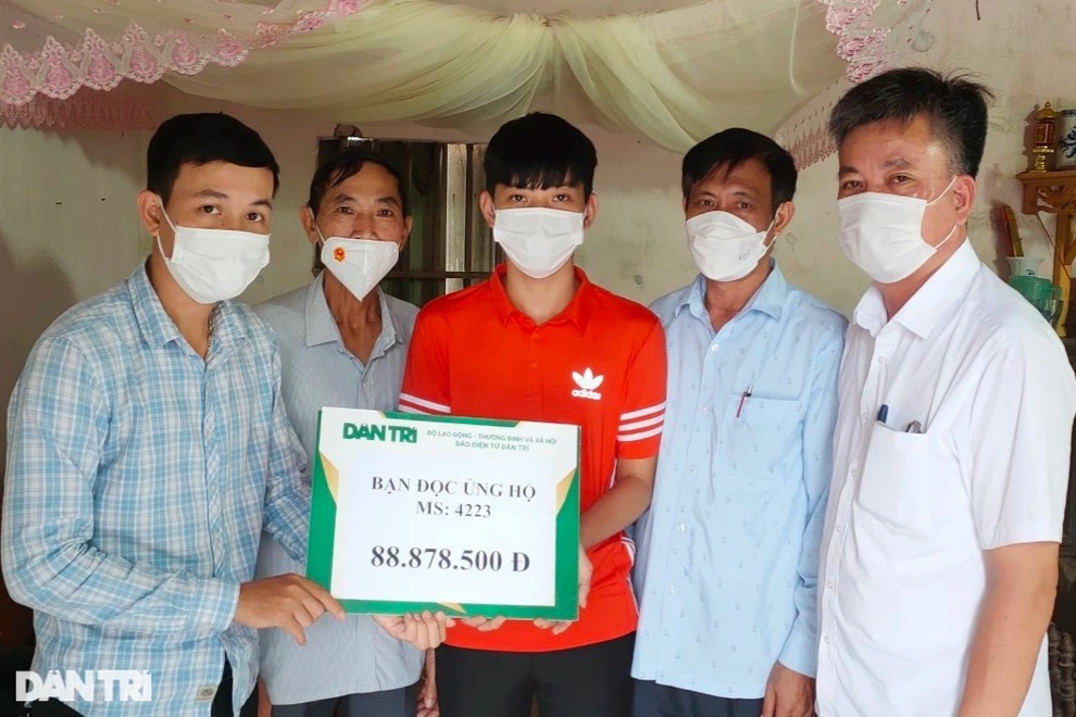 Cậu học trò mồ côi cha được bạn đọc giúp đỡ gần 200 triệu đồng - 1 Cậu học trò mồ côi cha được bạn đọc giúp đỡ gần 200 triệu đồng - 1