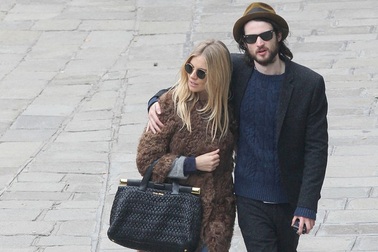 Người đẹp phim Factory Girl mang bầu với bồ trẻ